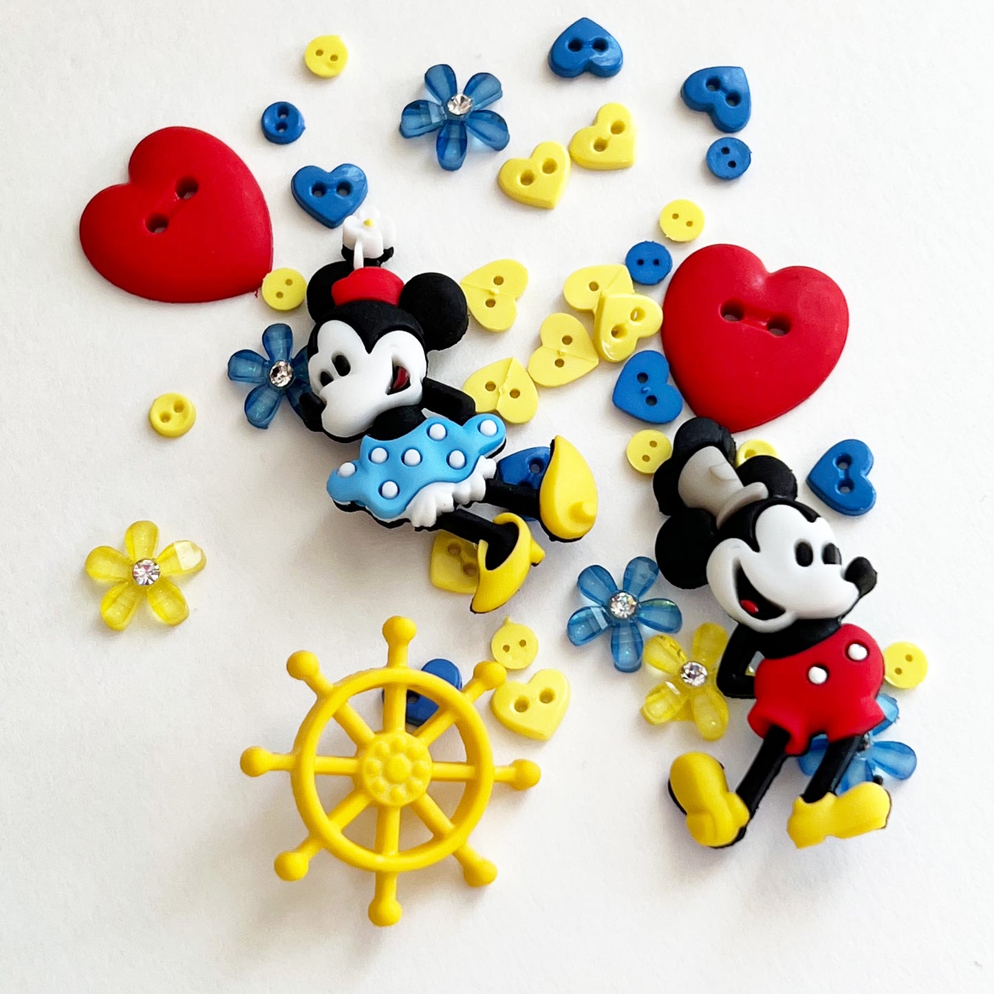 dress-it-up-buttons-disney-steamboat-mickey-beauty